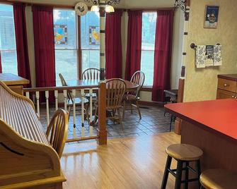 Charming Victorian 4-bedroom, 2-bathroom house in Fairbank, IA, sleeps 8. - Fairbank