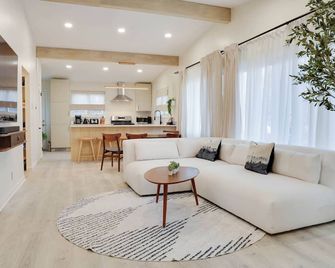 New Renovation 3 minutes to Ambler downtown & train station to Philladelphia - Ambler - Living room