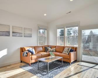 Stunning Stevenson Retreat w/ Mountain Views! - Stevenson - Sala de estar