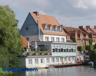 Restaurant Und Hotel Zum Weissen Ross - Mölln (Schleswig-Holstein) - Building