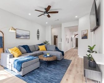 The Bonnie - 5 Bed Near Everything - Cedar Park - Living room