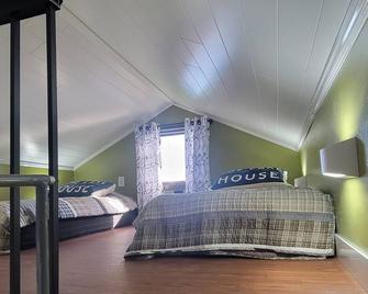 LAKE HOUSE Realx'n in or on the water this is your place for memories to be made - Campbellsport - Bedroom