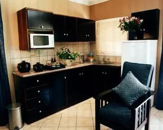 Fisant, Bokmakierie and Hoephoep Guest House - Bethlehem - Küche