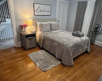 Charming bedroom private bath, Heat, AC, WiFi, microwave, mini fridge,Keurig. - Mount Vernon