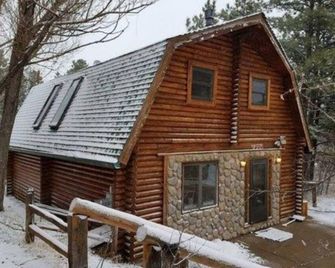 Cascade Log Cabin - Ensuite Standard - Black Forest - Building