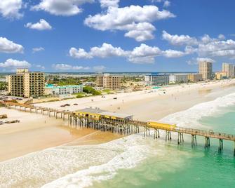 Tropical Suites at Sunglow Resort - Daytona Beach - Beach