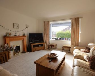 Fabulous 3 bedroom Bungalow in Glasgow with Garden and Parking. - Bearsden - Salon
