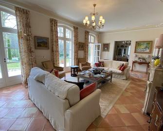 Spacious 5-bedroom house with AC and WiFi in brilliant Aix en Provence - Venelles - Salon