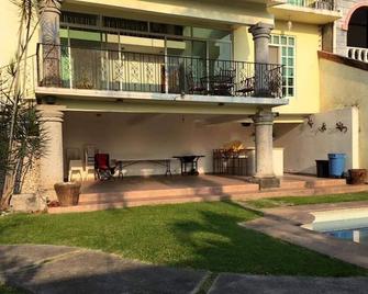 Bonita casa en Cuernavaca con alberca y jardin - Temixco - Building