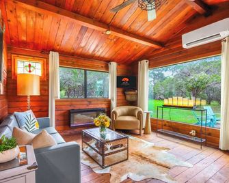 Canyon Vista I Romantic, hot tub, log cabin - Wimberley - Living room