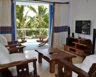 Cowrie Shell Beach Apartments - Mombasa - Living room