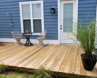 Studio - direct 2 min beach walk with public access end of street. - Oak Island - Patio