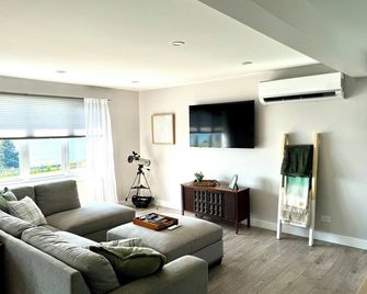 Relax with the whole family at this quiet and peaceful getaway cottage. - Harbour Grace - Living room