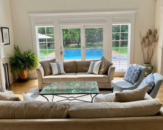 East Hampton- Beautiful 4 Bedroom Home, Large Heated Pool, Private Backyard - East Hampton - Sala de estar