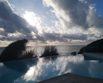 Dream location- Modern villa with pool by the sea, just a stone's throw from Rome. - Anzio - Pool