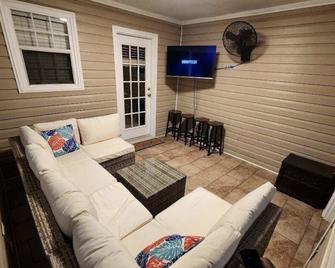 The Keatons Experience - Warner Robins - Living room