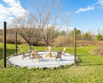 Luxury 4BR in Hudson Valley on a 8 Acre Estate - Hot Tub, Large Firepit, Oversized 38 Ft Deck! - Old Chatham - Patio