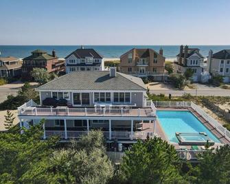 オーシャン最大のプール、スパには20,6ベッドルーム、2部屋の大きなラップアラウンドデッキがあります - Yaphank