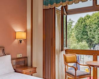 هوتيل بيغونيا سنترو - غيخون - غرفة نوم