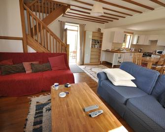 High Quality Barn Conversion. Great village location. Super fast WIFI. - Sourdeval - Sala de estar
