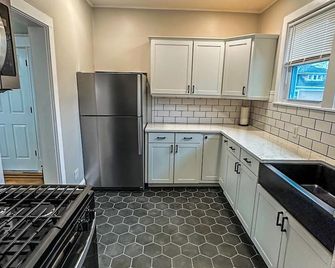 The Allen House - 3 Bedroom - 2 Full Bath - Private Gorgeous Apartment - Sleeps 8 - Albany - Kitchen