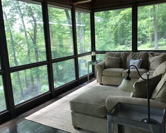 Year-round 3BR/2BA Lake front - Nolin State Park (1mile) -Mammoth Cave (30min) - Mammoth Cave - Living room