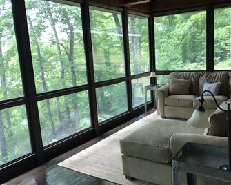 Year-round 3BR/2BA Lake front - Nolin State Park (1mile) -Mammoth Cave (30min) - Mammoth Cave - Living room
