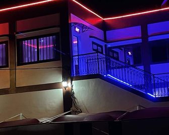 Hotel Les Arcades - קוטונו - מדרגות