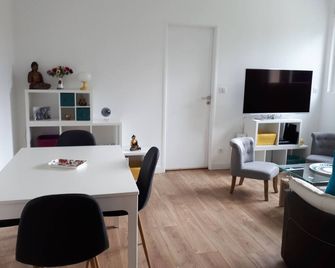 3 Pièces Biarritz 15mn à Pieds de la Grande Plage - Biarritz - Dining room