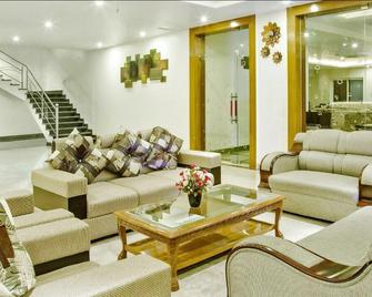 R G Resorts - Mālūr - Lobby
