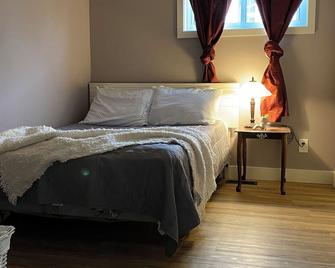 The Little Green House :2 bedroom house on river, short walk to downtown core - Temiskaming Shores - Ložnice