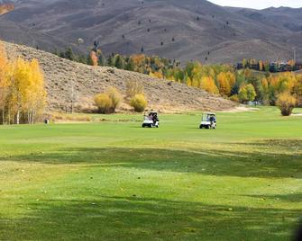 Lovely Studio Remodeled in 2020 with Shared Pool, Hot Tub & Lift Access - Sun Valley - Golf course