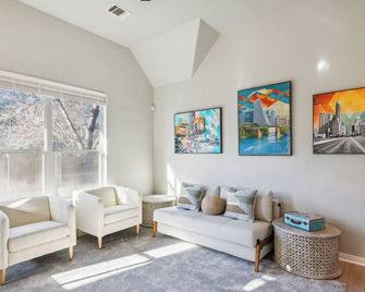 Retreat in Bouldin Creek Walkable to Restaurants - Austin - Living room
