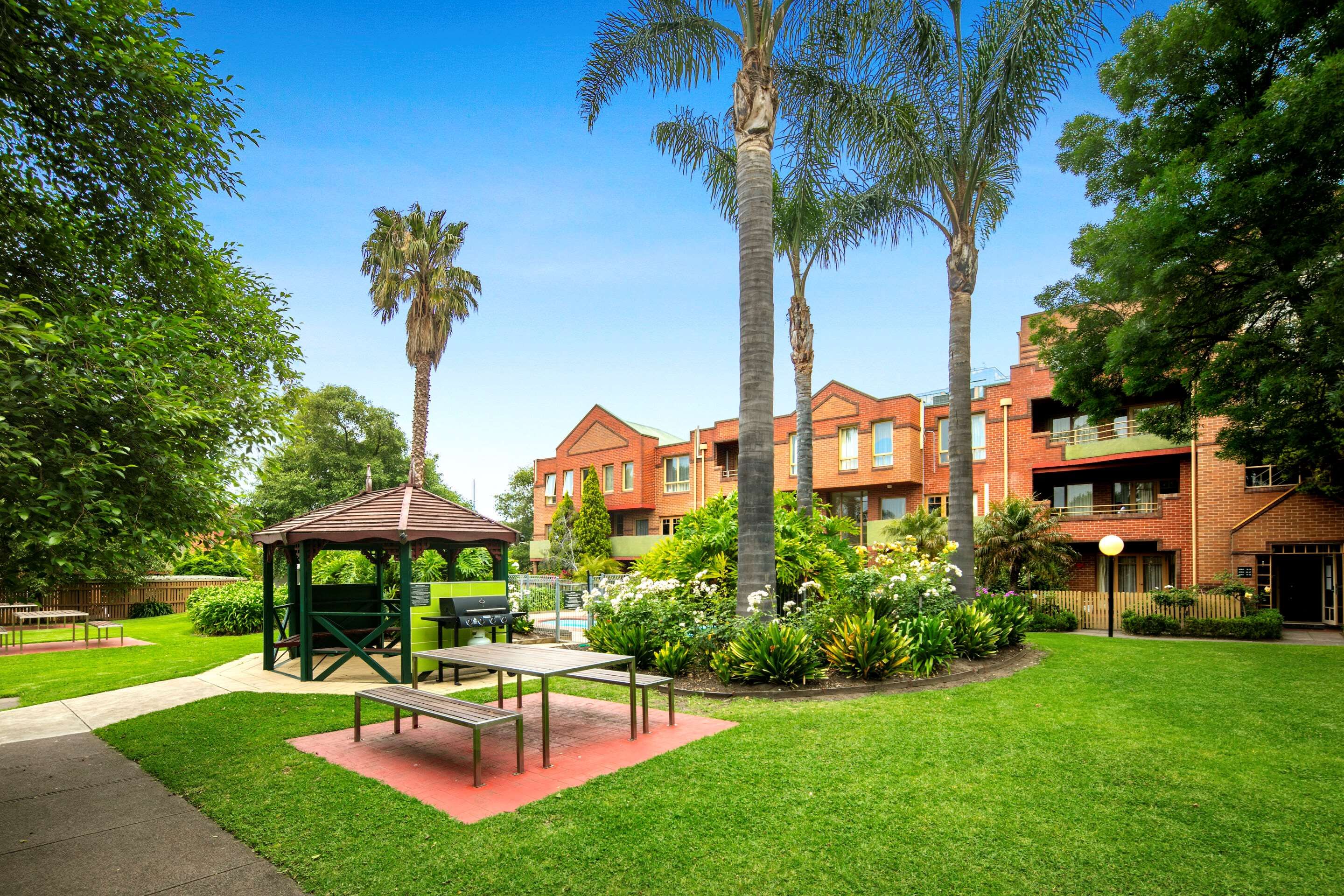 Comfort Apartments Royal Gardens thumbnail 3