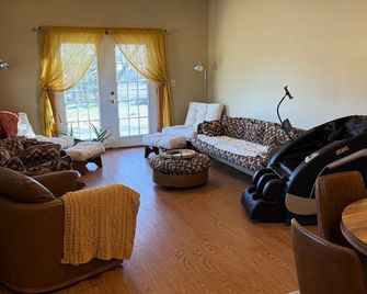 The Cabin Retreat on 47 acres, fishing, kayaking, views! - Winfield - Living room