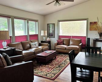 A peaceful one-bedroom house next to the Bitterroot Mountains - Hamilton - Living room