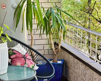 Charming apartment with green aspects in vibrant Randwick - Randwick - Balkon
