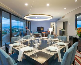 Hilton Cairns - קיירנס - חדר אוכל