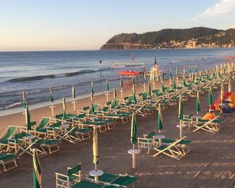 brand new great app. with 3 rooms near the sea (app.3) wi-fi - Alassio - Strand