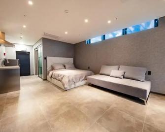 Sokcho W Spa Pool Villa Building A - Sokcho - Bedroom
