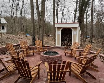 Renovated Mountain Basement Studio Near Wineries Breweries w/ Laundry & Fire Pit - Harpers Ferry - Patio