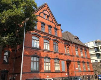 back to school (rote Schule) - Andernach - Gebäude