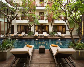 d'primahotel Seminyak - Kuta - Bể bơi