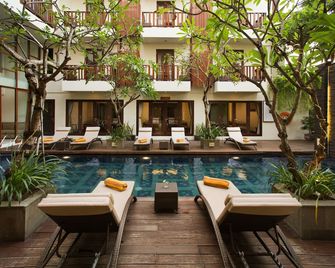 دبريما هوتل سيمينياك - كوتا - حوض السباحة