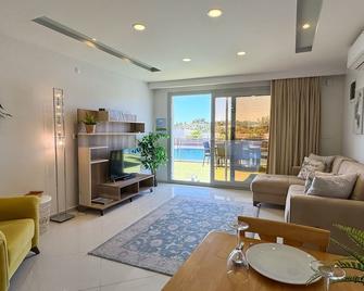 Kusadasi Lavender Residence Poolside Apartment 2 - Kusadasi - Wohnzimmer