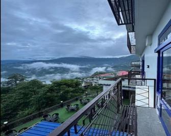 A India Guest House - Agartala - Balcón