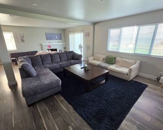 3 bedroom home with bay views Only minutes away from Napa and San Francisco/Napa - San Pablo - Living room