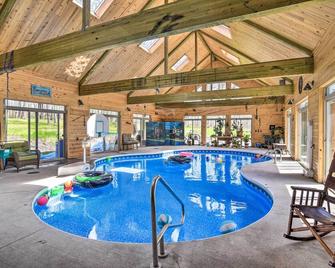 Raccoon River Retreat Indoor Pool and Outdoor Fun! - Adel - Pool