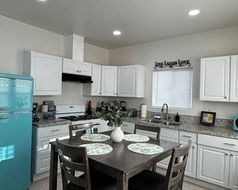 Welcome to la Casita Blanca! Main St & Sequoia National Forest! - Porterville - Кухня