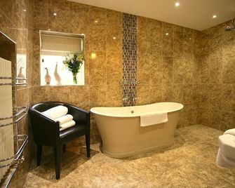 The White Hart - Halstead - Bathroom